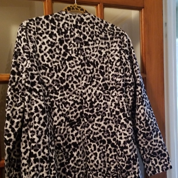 Snow Leopard jacket🧥 - Picture 4 of 6